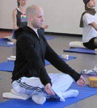 ישיבה מזרחית – Sukhasana 