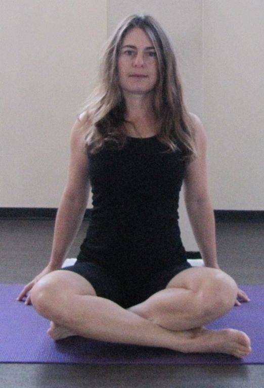 ישיבה מזרחית – Sukhasana 