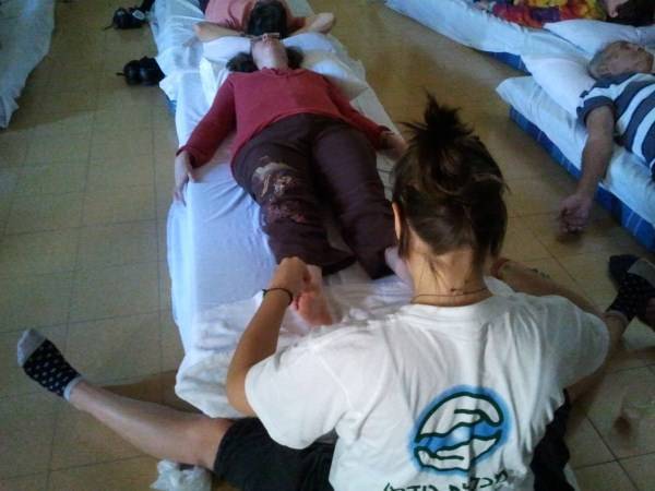 התנדבות סטודנטים לרפלקסולוגיה בבית קיי – טיפול בחולי טרשת נפוצה