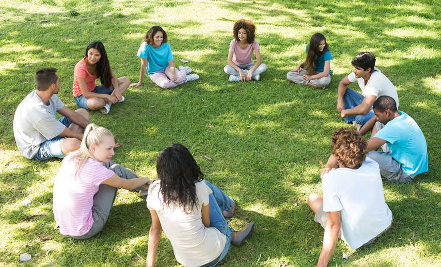 מעגל על הדשא אנשים יושבים על הדשא