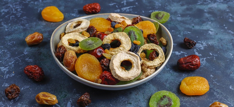 האיזון שבמתוק: איך פירות מיובשים משתלבים בתזונה בלי לאבד כיוון