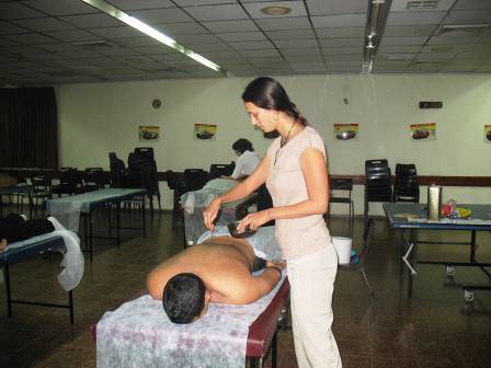 התנדבות המגמה לאיורוודה בטיפולי עיסוי לכבאים