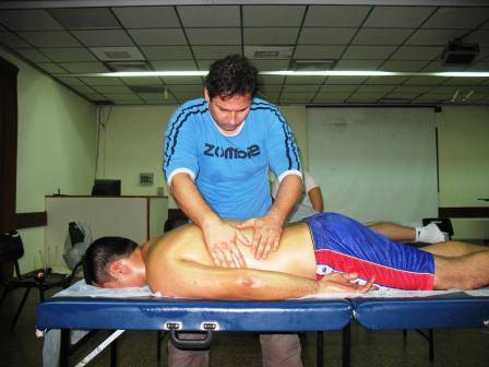 התנדבות המגמה לאיורוודה בטיפולי עיסוי לכבאים