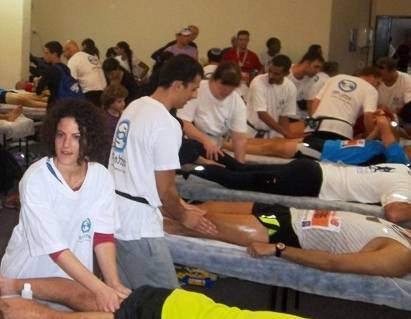 מטפלי מכללת רידמן העניקו עיסויים למשתתפי מרתון טבריה 2011