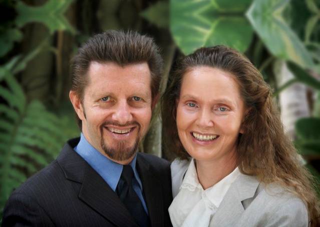 בריאן ומארי קלמנט מגיעים לביקור במכללת רידמן